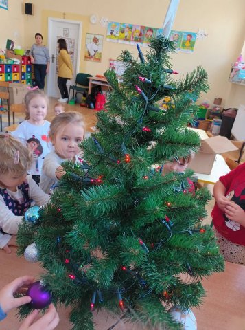 8. Kotki ubierają choinkę