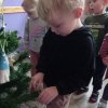 Wspólne ubieranie choinki