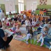 Czytanie dzieciom przez zaproszonych gości 