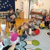Czytanie dzieciom przez zaproszonych gości 