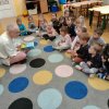 Czytanie dzieciom przez zaproszonych gości 