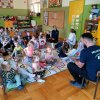 Czytanie dzieciom przez zaproszonych gości 