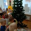 Ubieranie choinki w sali