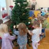 Ubieranie choinki w sali