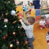 Ubieranie choinki w sali