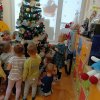 Ubieranie choinki w sali