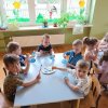Plastikowa but. w coś niezwykłego zaklęta