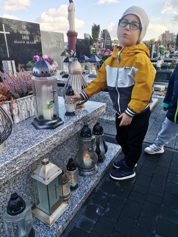 6.Odwiedzamy cmentarz