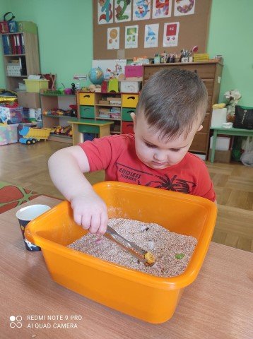 „Skrzaty i Słoneczka  lubią zabawy sensoryczne”