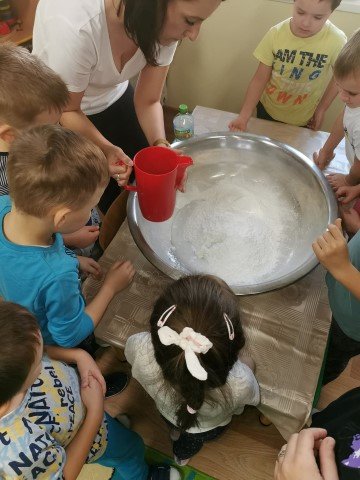 „Skrzaty i Słoneczka  lubią zabawy sensoryczne”