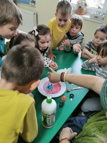 „Skrzaty i Słoneczka  lubią zabawy sensoryczne”