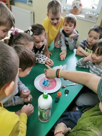 „Skrzaty i Słoneczka  lubią zabawy sensoryczne”