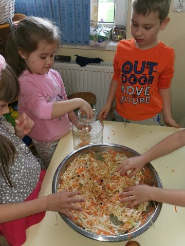 „Skrzaty i Słoneczka  lubią zabawy sensoryczne”
