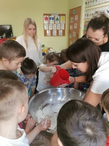 „Skrzaty i Słoneczka  lubią zabawy sensoryczne”