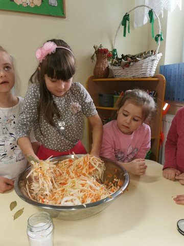 „Skrzaty i Słoneczka  lubią zabawy sensoryczne”