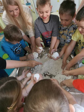 „Skrzaty i Słoneczka  lubią zabawy sensoryczne”