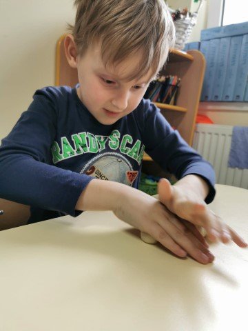 „Skrzaty i Słoneczka  lubią zabawy sensoryczne”