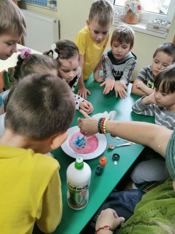 „Skrzaty i Słoneczka  lubią zabawy sensoryczne”