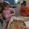 „Skrzaty i Słoneczka  lubią zabawy sensoryczne”
