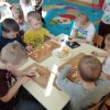 Biedronki robią sałatkę owocową