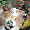 Biedronki robią sałatkę owocową