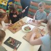 Biedronki robią sałatkę owocową