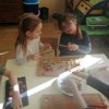 Biedronki robią sałatkę owocową