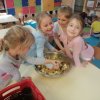 Biedronki robią sałatkę owocową