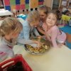 Biedronki robią sałatkę owocową