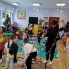 Jeżyki i Kotki mierzą łańcuch choinkowy