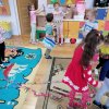 Jeżyki i Kotki mierzą łańcuch choinkowy