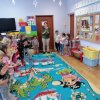 Jeżyki i Kotki mierzą łańcuch choinkowy
