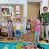 Jeżyki i Kotki mierzą łańcuch choinkowy