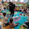 Jeżyki i Kotki mierzą łańcuch choinkowy