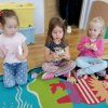 Jeżyki i Kotki mierzą łańcuch choinkowy