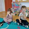 Jeżyki i Kotki mierzą łańcuch choinkowy